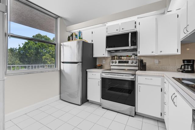 3826 Whitehall Drive 302, West Palm Beach, FL 33401