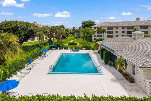 3826 Whitehall Drive 302, West Palm Beach, FL 33401
