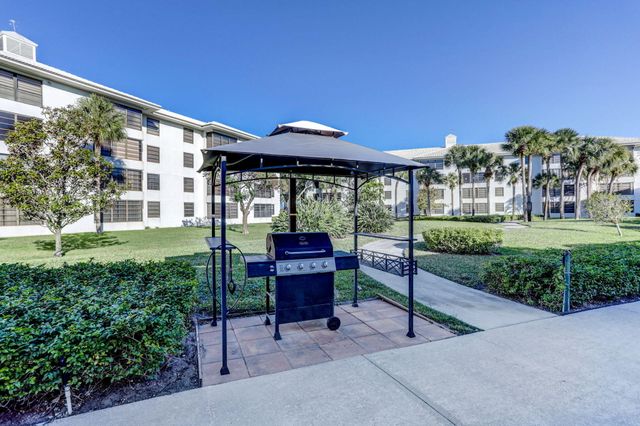 3826 Whitehall Drive 302, West Palm Beach, FL 33401