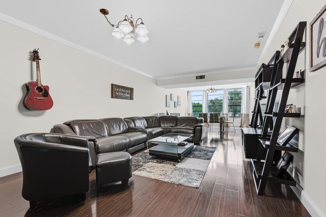 3826 Whitehall Drive 302, West Palm Beach, FL 33401