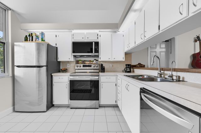 3826 Whitehall Drive 302, West Palm Beach, FL 33401