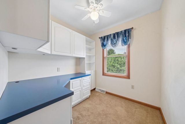 9470 Pembroke CIRCLE, North Huntingdon, PA 15642
