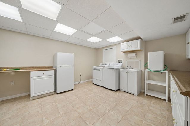 9470 Pembroke CIRCLE, North Huntingdon, PA 15642