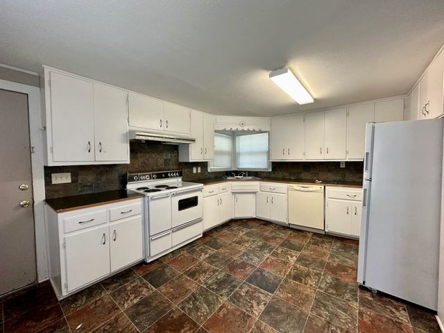 1208 W 6th Ave, El Dorado, KS 67042