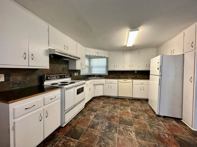 1208 W 6th Ave, El Dorado, KS 67042