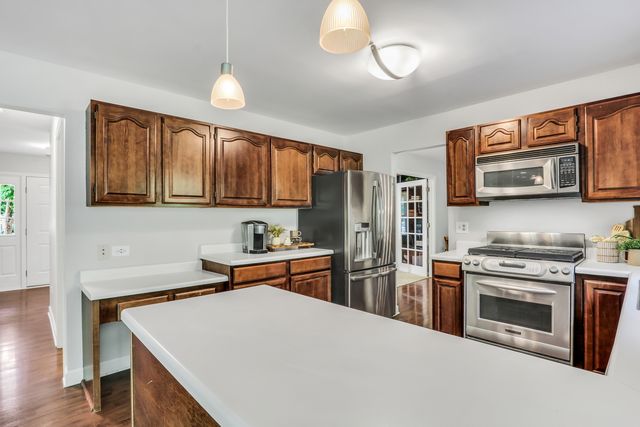 827 Hartford Drive, Gurnee, IL 60031