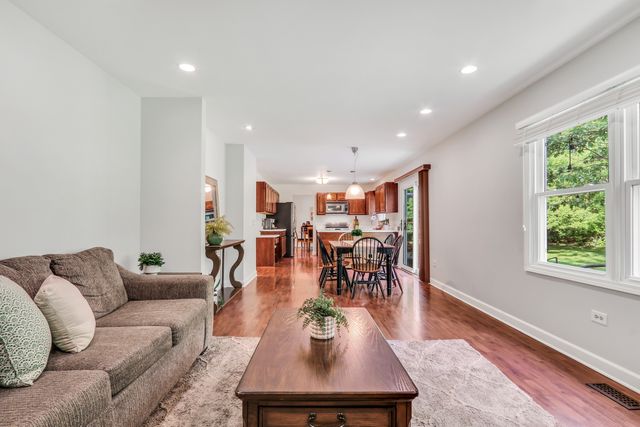827 Hartford Drive, Gurnee, IL 60031