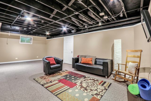 827 Hartford Drive, Gurnee, IL 60031