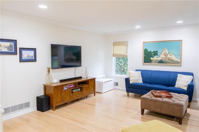 9 Folkestone Lane, Penfield, NY 14526