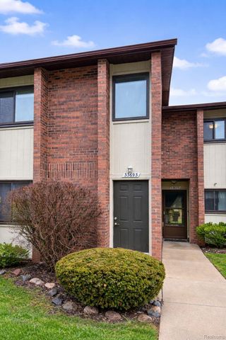 33693 Pondview Circle, Livonia, MI 48152