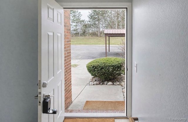 33693 Pondview Circle, Livonia, MI 48152