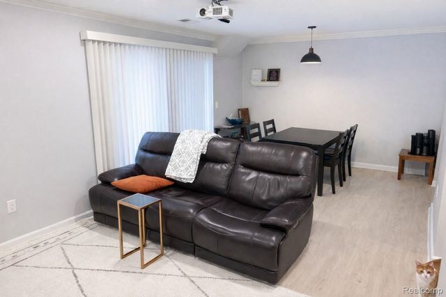 33693 Pondview Circle, Livonia, MI 48152