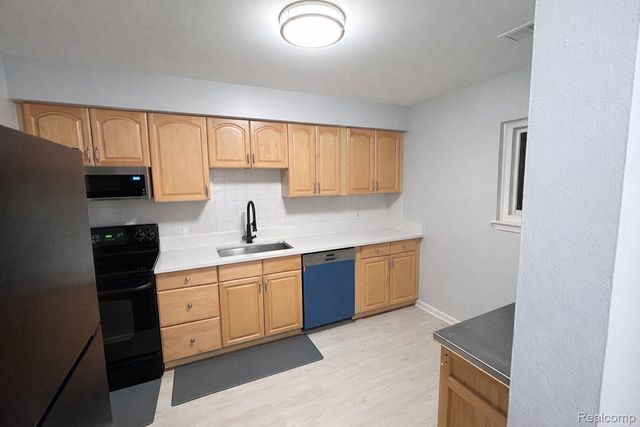 33693 Pondview Circle, Livonia, MI 48152