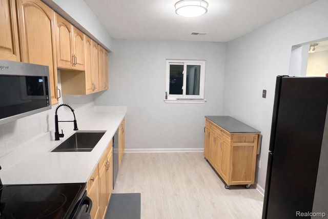 33693 Pondview Circle, Livonia, MI 48152