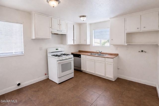 44104 Carolside Avenue, Lancaster, CA 93535