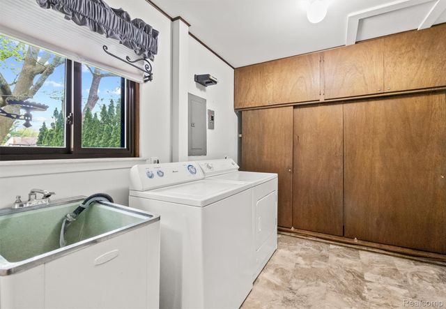2475 Lafay Drive, West Bloomfield Charter Township, MI 48324