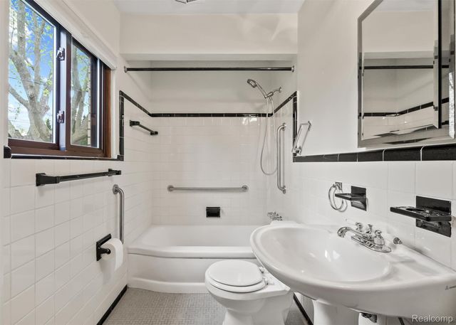 2475 Lafay Drive, West Bloomfield Charter Township, MI 48324