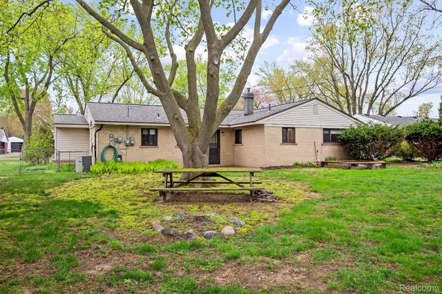 2475 Lafay Drive, West Bloomfield Charter Township, MI 48324