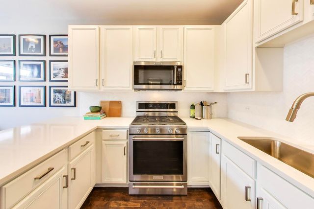 2330 W St Paul Avenue 401, Chicago, IL 60647