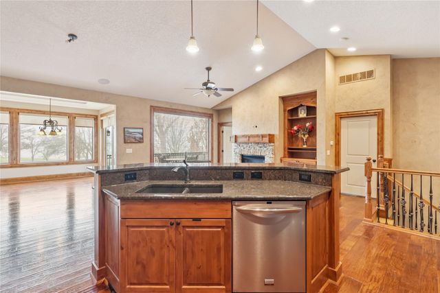 1128 Glen Oaks Drive, West Des Moines, IA 50266