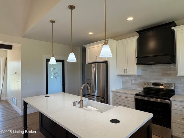 243 Sweet Grass Ct, Hodgenville, KY 42748