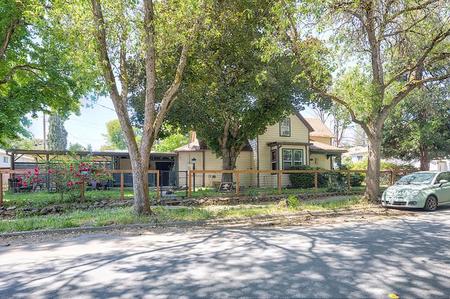 416 NW Booth Street, Grants Pass, OR 97526