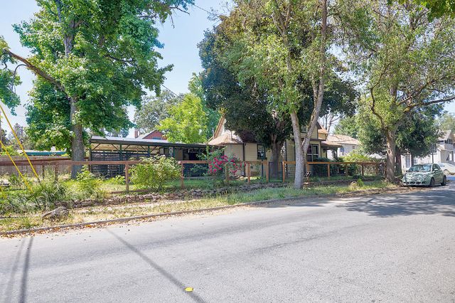 416 NW Booth Street, Grants Pass, OR 97526