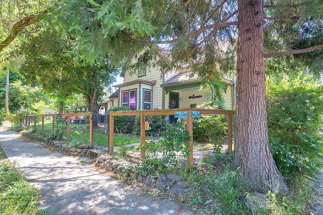 416 NW Booth Street, Grants Pass, OR 97526