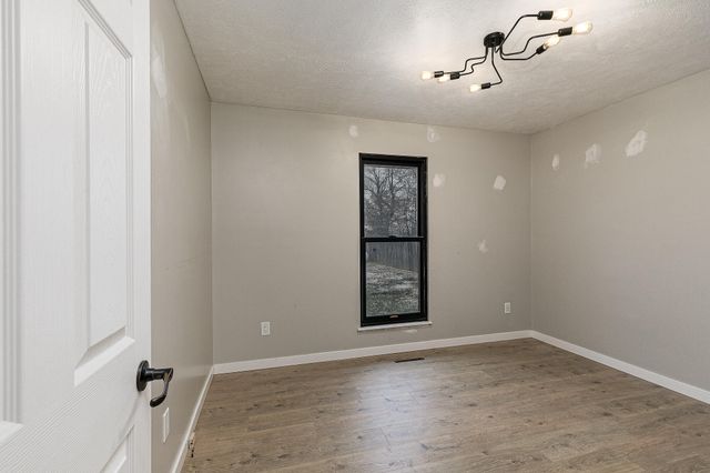 517 S Lincoln Avenue, Strafford, MO 65757