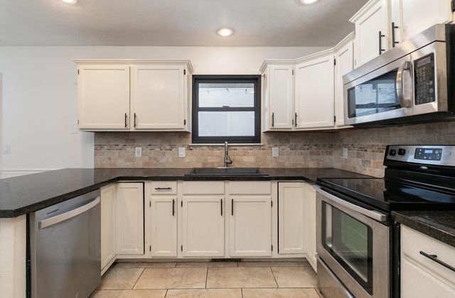 517 S Lincoln Avenue, Strafford, MO 65757