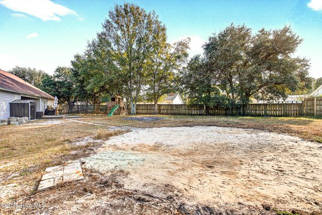 202 Quail Creek Court, Hubert, NC 28539