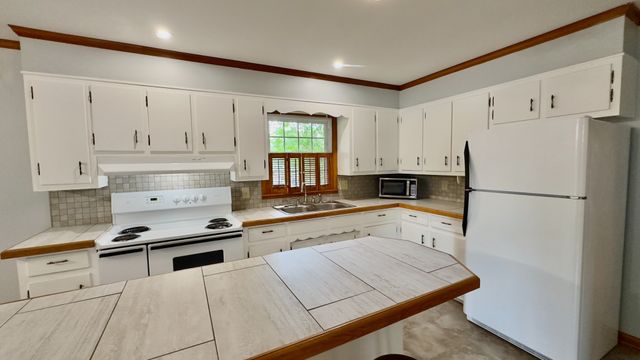 805 Fairlane Cir, Smithville, TN 37166
