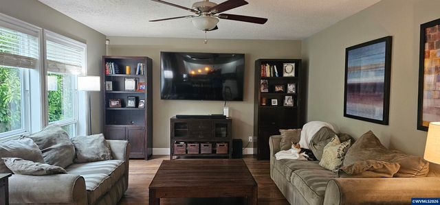 1069 Chardonnay Lp NE, Keizer, OR 97303