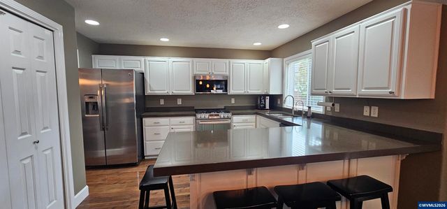 1069 Chardonnay Lp NE, Keizer, OR 97303