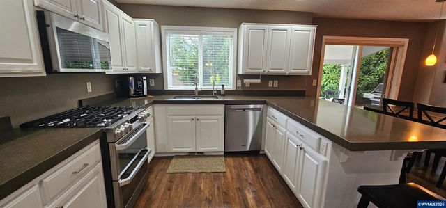 1069 Chardonnay Lp NE, Keizer, OR 97303