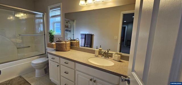 1069 Chardonnay Lp NE, Keizer, OR 97303