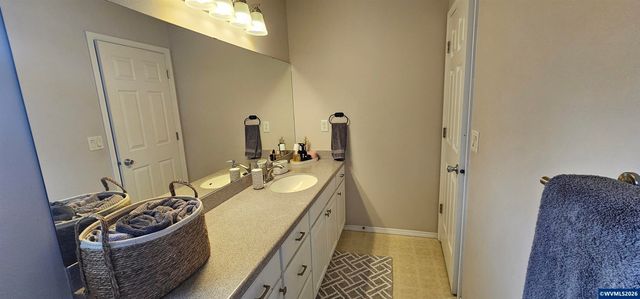 1069 Chardonnay Lp NE, Keizer, OR 97303