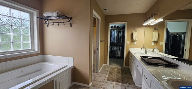 1069 Chardonnay Lp NE, Keizer, OR 97303
