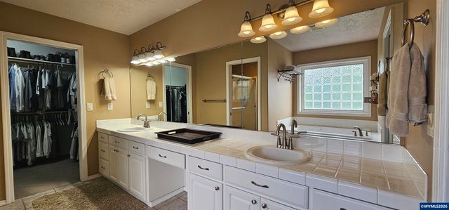 1069 Chardonnay Lp NE, Keizer, OR 97303
