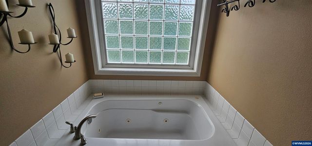1069 Chardonnay Lp NE, Keizer, OR 97303