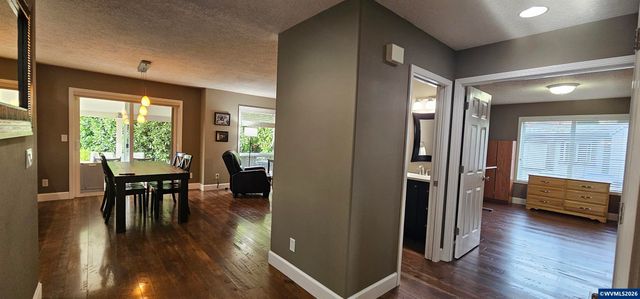 1069 Chardonnay Lp NE, Keizer, OR 97303