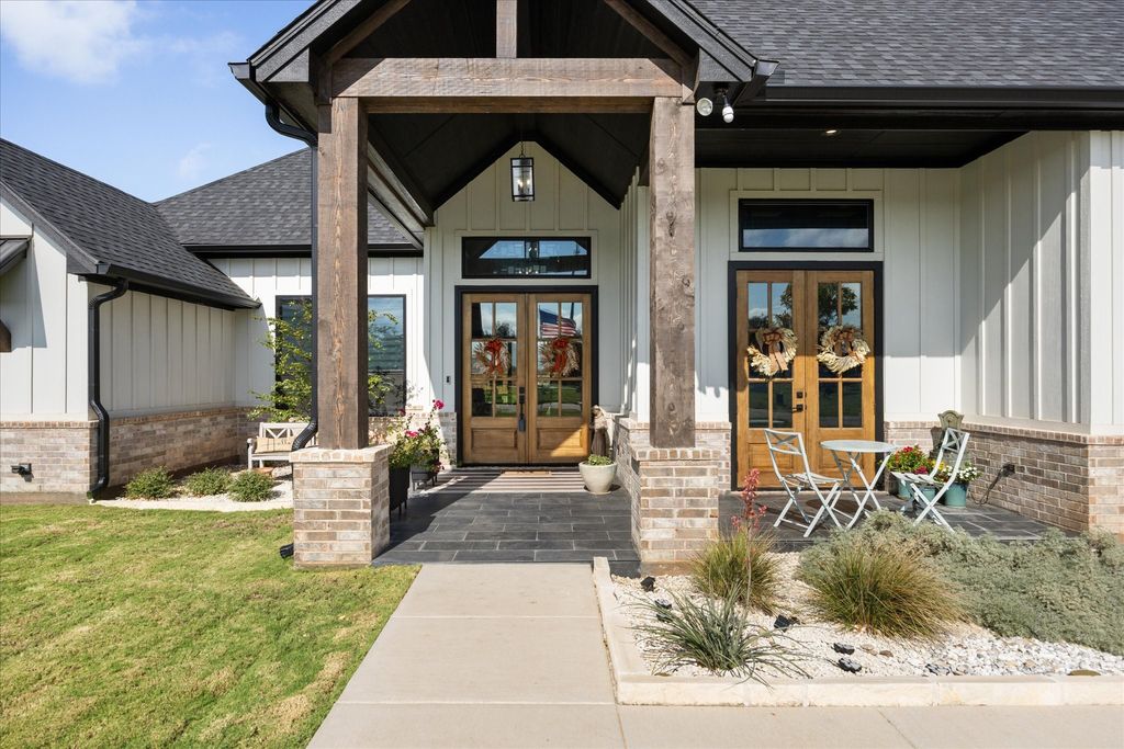 1105 Tremont Lane, Granbury, TX 76049 — photo 3