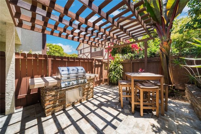 543 W Wilson 7, Costa Mesa, CA 92627