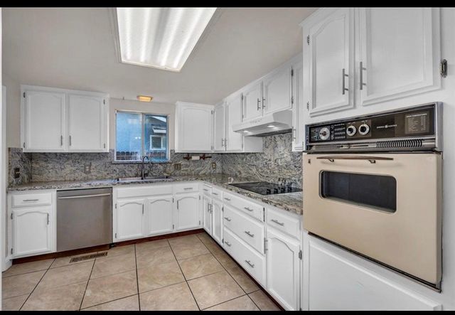 2265 E Herndon Avenue, Fresno, CA 93720