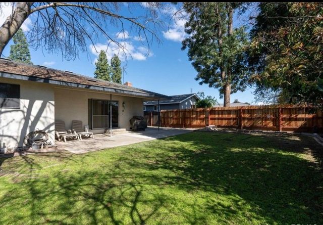 2265 E Herndon Avenue, Fresno, CA 93720