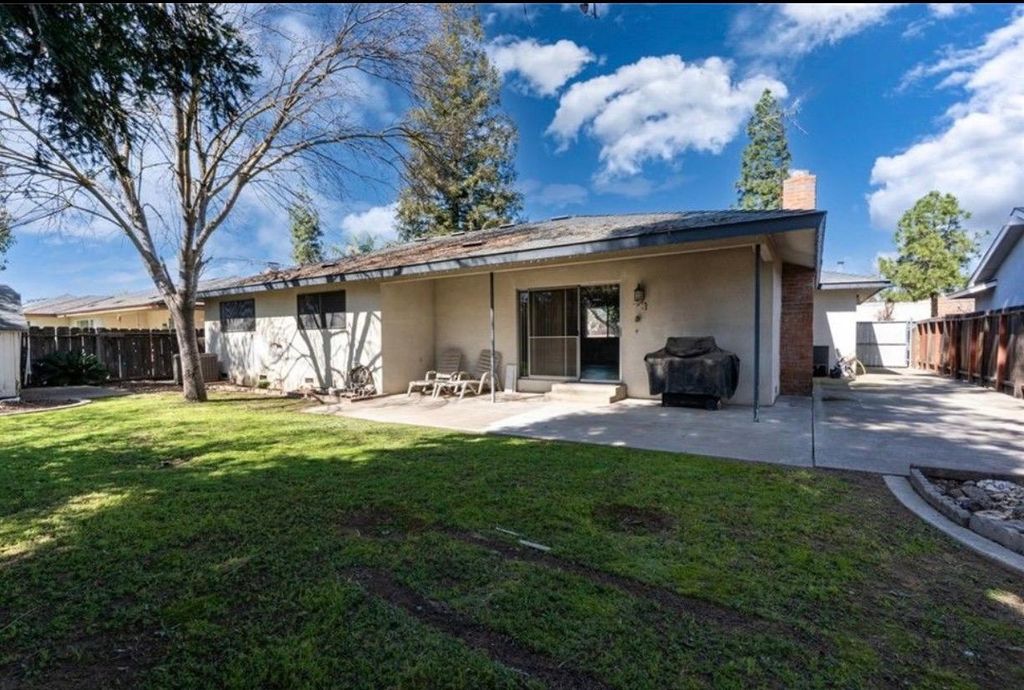 2265 E Herndon Avenue, Fresno, CA 93720