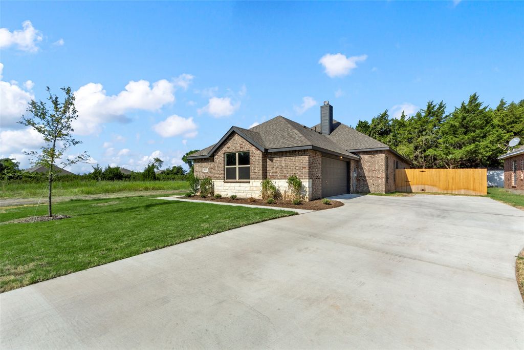 111 WATERCREST Lane, Glenn Heights, TX 75154 — photo 3