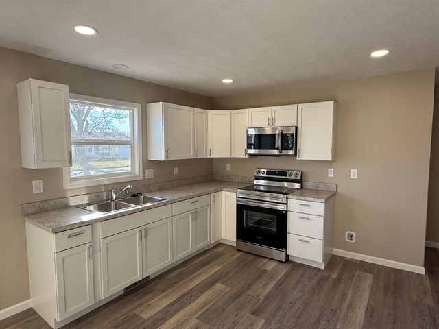 1518 Haven Ave, Salina, KS 67401