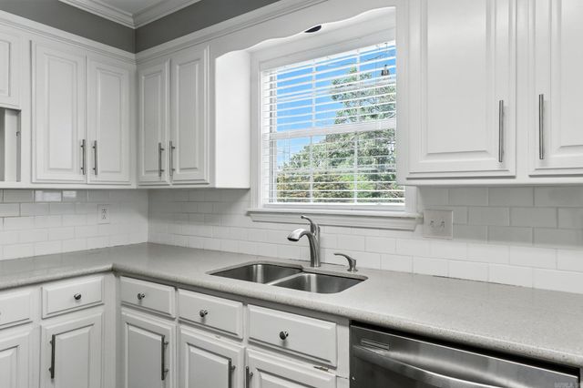 8 Combonne Ct, Little Rock, AR 72211