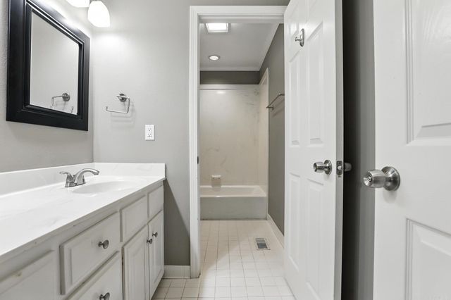 8 Combonne Ct, Little Rock, AR 72211